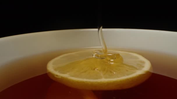 Honig Wird Einem Dünnen Strahl Auf Eine Zitronenscheibe Tee Gegossen — Stockvideo