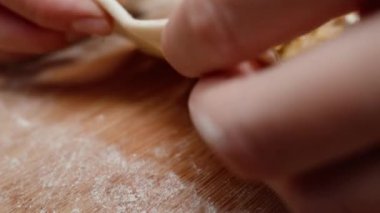 Elmaları hamura, turtaya, yavaş çekime sarıp kapatıyorum..