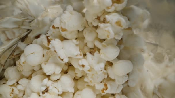 Vzala Jsem Hrst Popcornu Lesklého Obalu Zpomaleně Dolly Slider Extrémní — Stock video