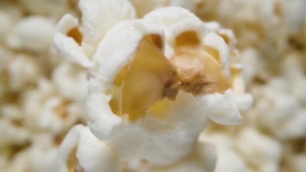 Imitace Pádu Koncepce Popcorn Padá Hromady Jiného Popcornu Extrémní Makro — Stock video