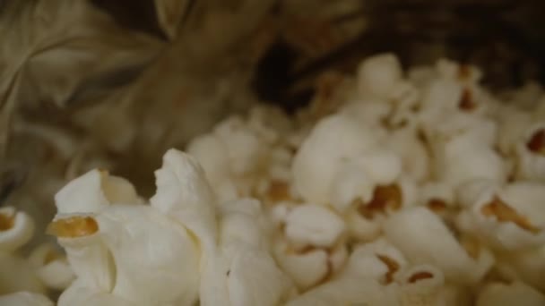 Prends Une Poignée Pop Corn Dans Sac Pendant Que Caméra — Video
