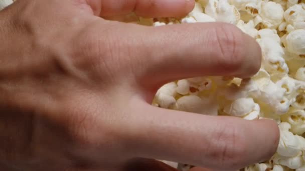 Vue Dessus Pop Corn Prends Une Poignée Apporte Caméra Gros — Video