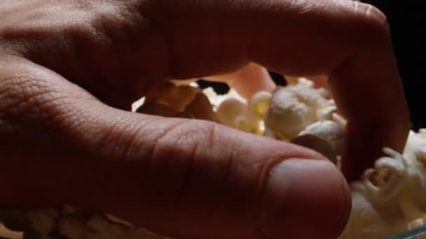 Kamera Přiblíží Talíř Popcornu Nejdřív Vezmu Hrst Pak Holku Dolly — Stock video