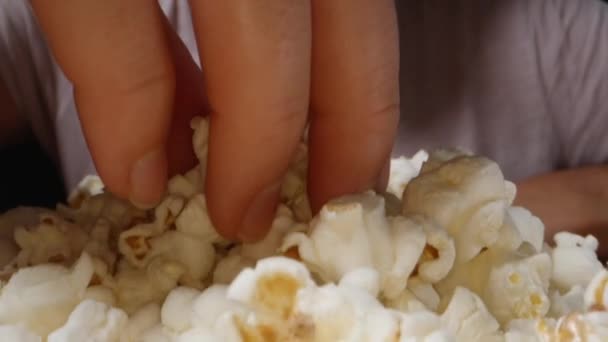 Giovane Donna Prende Una Manciata Popcorn Mangia Telecamera Segue Dolly — Video Stock