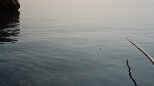 Denizde Balık Tutmak Yapımı Bambu Oltası Soldaki Kaya Şamandıra Batıyor — Stok video