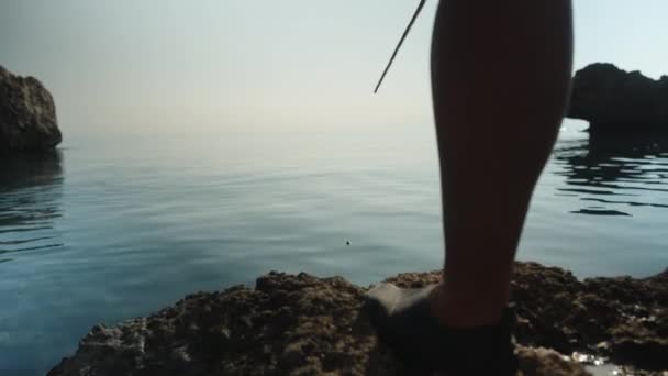 我从岩石上在海里钓鱼 一个自制的钓竿 漂浮在水面上 — 图库视频影像