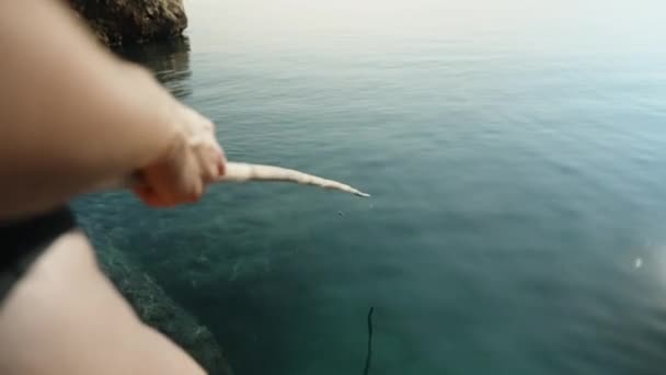 Une Jeune Femme Maillot Bain Pêche Dans Mer Avec Une — Video