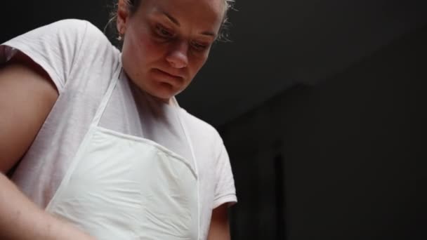 Een Jonge Vrouw Een Wit Schort Snijdt Kweepeer Een Houten — Stockvideo
