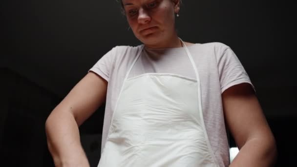 Une Jeune Femme Dans Tablier Blanc Broie Une Noix Regardant — Video