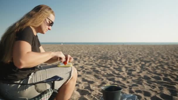 Een Jonge Vrouw Het Strand Aan Zee Maakt Een Groentesalade — Stockvideo