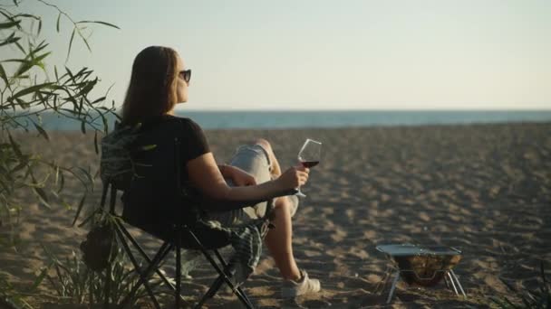 Μια Νεαρή Γυναίκα Στην Παραλία Δίπλα Στη Θάλασσα Ένα Ποτήρι — Αρχείο Βίντεο