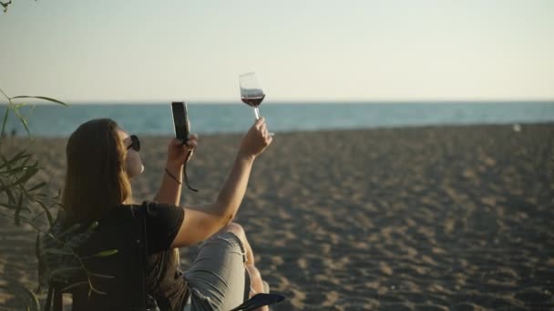 Uma Jovem Mulher Praia Junto Mar Fotografa Copo Vinho Mão — Vídeo de Stock