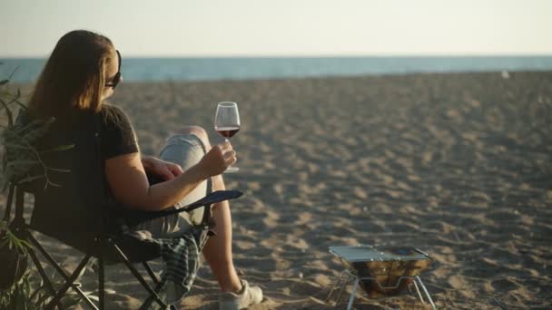 Una Joven Playa Junto Mar Convierte Una Copa Vino Mano — Vídeo de stock