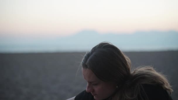 Picknick Strand Meer Sonnenuntergang Eine Junge Frau Legt Würstchen Auf — Stockvideo