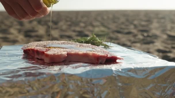 Picknick Het Strand Aan Zee Biefstuk Grill Giet Olie Close — Stockvideo