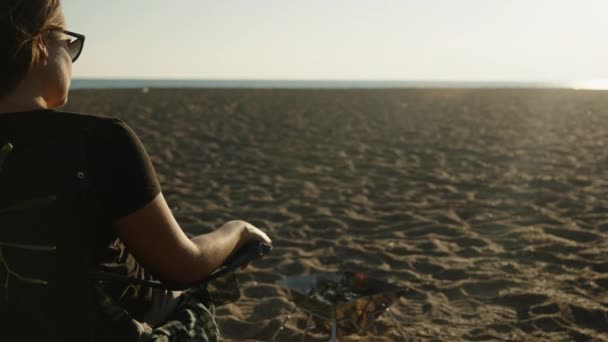 Eine Junge Frau Strand Meer Sitzt Auf Einem Stuhl Neben — Stockvideo