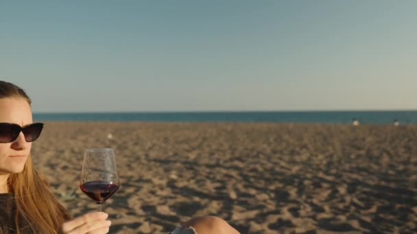 Sahilde Romantik Bir Randevu Genç Bir Kadın Bir Bardak Şarap — Stok video