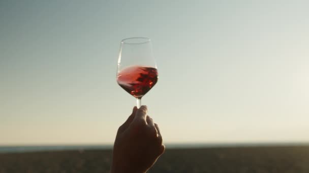Romantyczna Randka Wybrzeżu Młoda Kobieta Obraca Wino Szklance Patrzy Zachód — Wideo stockowe