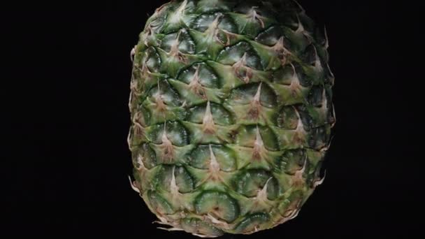 Część Ananasa Bez Liści Obraca Się Czarnym Tle Chromakey — Wideo stockowe