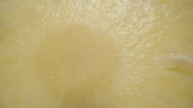 Düşen ananas dilimleri konsepti, üst manzara. Dolly sürgülü çok yakın çekim..