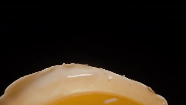 中に卵黄が入った壊れた鶏卵 クロマケイ 中ドリースライダー極端なクローズアップ — ストック動画