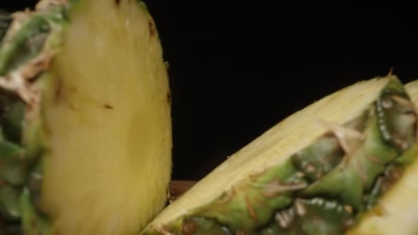 Een Hele Ananas Met Bladeren Snijd Hem Ronde Plakjes Dolly — Stockvideo