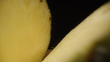 Kamera dilimlerinin arasından kayarken ananası kesiyorum, makro bir çekim. Dolly sürgülü çok yakın çekim..