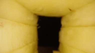 İçinde bir delik olan ananas kesimi. Kamera onun içinde. Dolly kaydırıcı aşırı yakın çekim.
