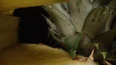 Doğranmış ananas dilimleri masaya saçılmış, Dolly sürgülü çok yakın çekim..