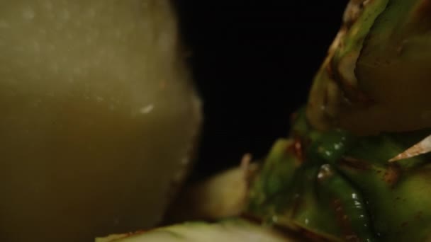 Yenilen Ananasın Kabuğu Masaya Saçılmış Dolly Sürgülü Aşırı Yakın Çekim — Stok video