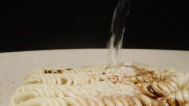 Hazır erişte yapıyorum. Yukarıdan kaynar su dökülüyor. Dolly kaydırıcı aşırı yakın çekim.