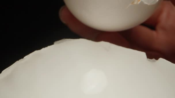 Kabuğunun Bir Kısmından Diğerine Çiğ Yumurta Döküyorum Dolly Kaydırıcı Aşırı — Stok video