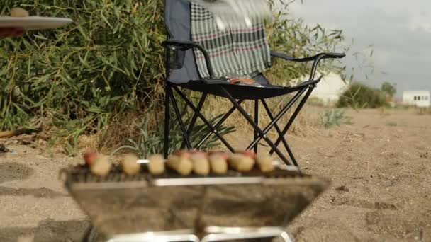 Pique Nique Sur Plage Mettre Des Saucisses Sur Mini Barbecue — Video