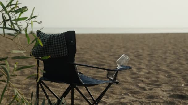 Пікнік Пляжі Біля Моря Розкладне Крісло Порожній Келих Вина Ньому — стокове відео