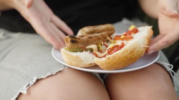 Hot Dogot Főzünk Parton Összeomlik Két Fél Kenyér Kolbásszal — Stock videók
