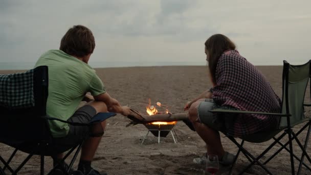 Picknick Het Strand Aan Zee Een Man Een Jonge Vrouw — Stockvideo