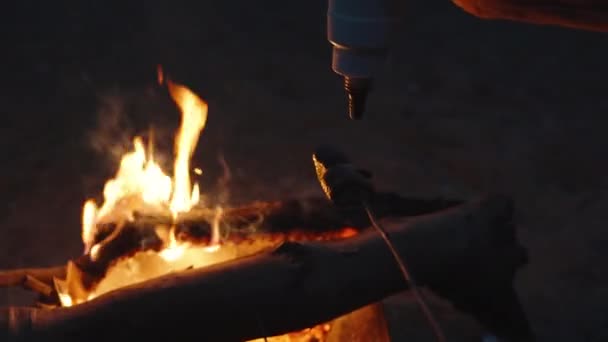 Een Nachtbrand Gebakken Marshmallows Gieten Het Met Chocolade — Stockvideo