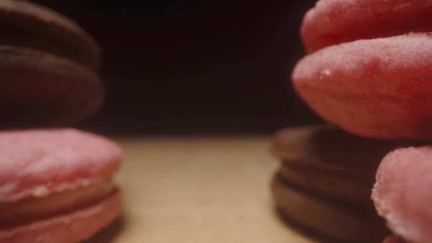 Biscoitos Redondos Cor Rosa Chocolate Semelhantes Macaron Câmera Desliza Sobre — Vídeo de Stock