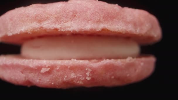 Prăjituri Rotunde Culoare Roz Cremă Între Cele Două Jumătăți Apropiere — Videoclip de stoc