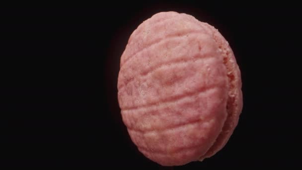 Biscoito Redondo Rosa Semelhante Macaron Gira Sobre Fundo Preto Close — Vídeo de Stock