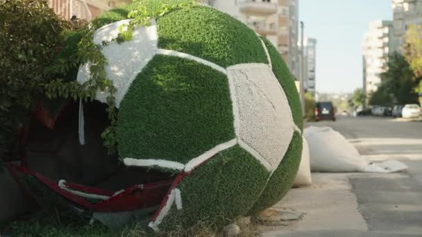 Uma Instalação Quebrada Feita Grama Artificial Forma Uma Bola Futebol — Vídeo de Stock