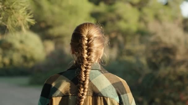 Egy Fiatal Hosszú Hajjal Kaszával Sétál Erdőben Naplementekor Kockás Inget — Stock videók