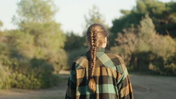 Mladá Žena Dlouhými Vlasy Kosou Kráčí Při Západu Slunce Lesem — Stock video