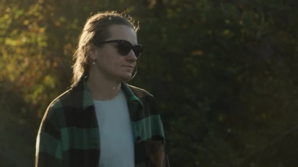 Egy Fiatal Szemüveggel Hosszú Hajjal Kaszával Fel Alá Járkál Erdőben — Stock videók