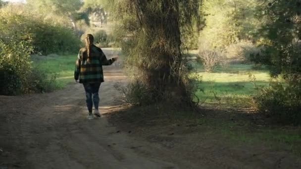 Een Jonge Vrouw Een Geruit Shirt Loopt Door Het Bos — Stockvideo