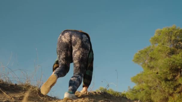 Young Woman Leggings Plaid Shirt Climbs Sandy Mountain Forest Meet — Stock Video