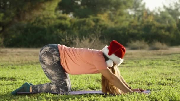 Met Een Kerstmuts Doet Een Jonge Vrouw Yoga Een Zonnig — Stockvideo