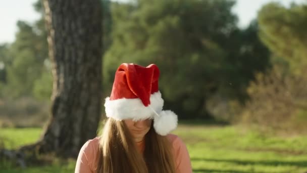 Portret Van Een Jonge Vrouw Met Een Rode Kerstmuts Haar — Stockvideo