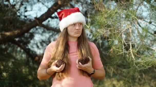 Egy Fiatal Egy Karácsonyi Piros Kalapban Aki Bójákkal Mászkál Erdőben — Stock videók