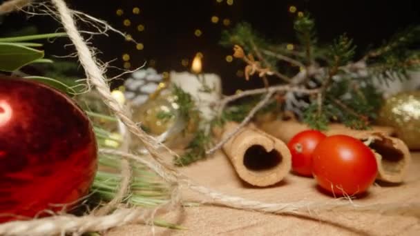 装飾が施されたクリスマステーブル カメラは懐中電灯を越えてサンタの帽子を滑ります 中のドリースライダー極端なクローズアップ プローブ — ストック動画